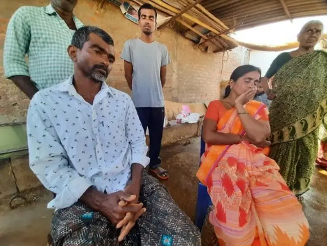 అనూష తల్లితండ్రులు