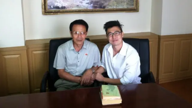 El escritor norcoreano Paek nam-yong con el traductor Immanuel Kim.