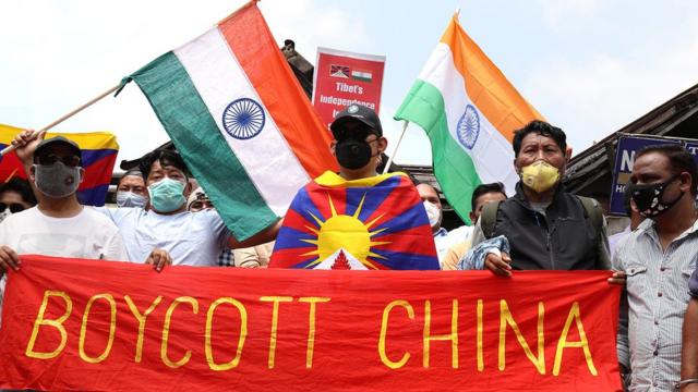 印度示威者拿著"杯葛中國"的橫幅遊行。