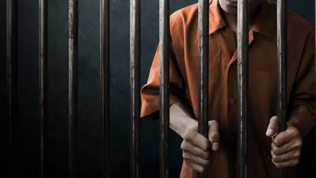 Preso tras las rejas.