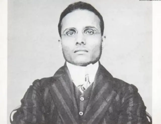 13 मार्च, 1910 के दिन विक्टोरिया स्टेशन पर गिरफ़्तारी के बाद ली गई सावरकर की तस्वीर