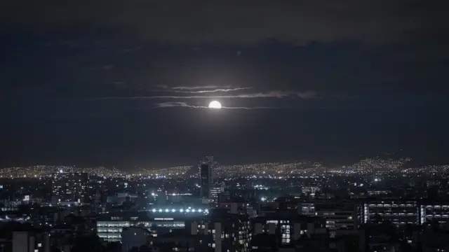 La luna sobre Ciudad de México Foto: Santiago Arau