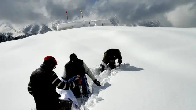 ज़ोहूर भारत प्रशासित कश्मीर के ज़िले बारामुला के सिंगपोर गांव से हैं.