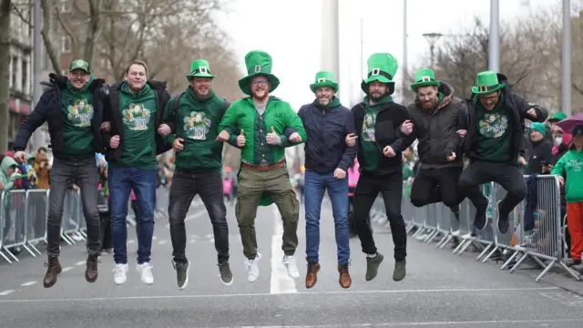 Razdragana družina sa prepoznatljim šeširima po naliku na irske vilenjake