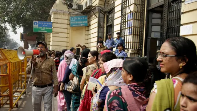 दिल्ली स्टेट बैंक के बाहर लगी कतार