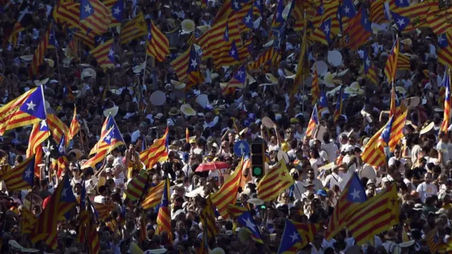 ชาวคาตาลันโบกธงในการแสดงออกสนับสนุนการเป็นเอกราชในวันชาติคาตาลูญญา (11 ก.ย.) เมื่อปีที่แล้ว