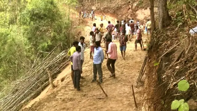 గిరిజనులు రోడ్డు