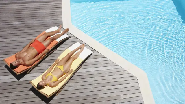 Hombre y mujer tomando sol.