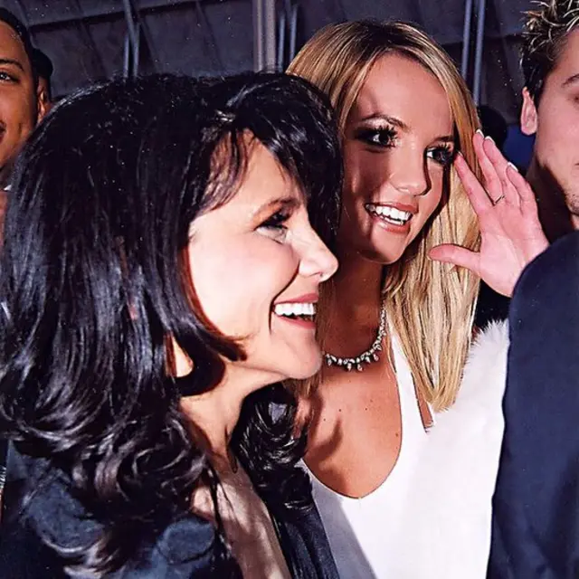 Lynne Spears e Britney Spears nos 2000 prêmios Grammy no Staples Centerfazer aposta pela internetLos Angeles