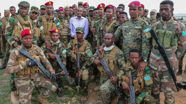 Ra'iisul Wasaare Rooble oo booqday saldhigga taliska qeybta 43-aad ee militeriga Soomaaliya ee ku yaalla Kismaayo