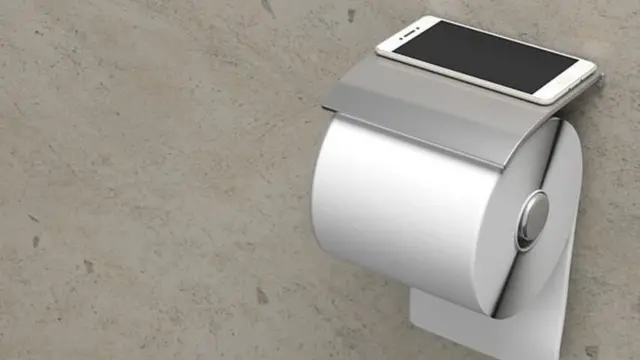 Un téléphone photographié dans une toilette