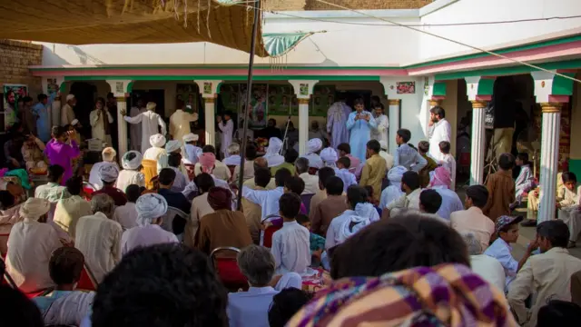 चुनावी सभामा पुरुषहरू