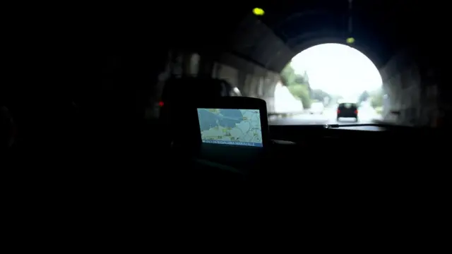 Инерциальная навигация берет на себя заботу о вашем маршруте, когда сигнал GPS теряется в тоннеле