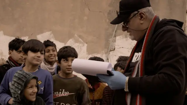 البروفيسور شكري يجمع عينات بول من الأطفال الذين يعيشون بالقرب من حقول النفط في البصرة.