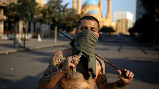 Un manifestante enmascarado en Beirut, Líbano, 21 de octubre de 2019