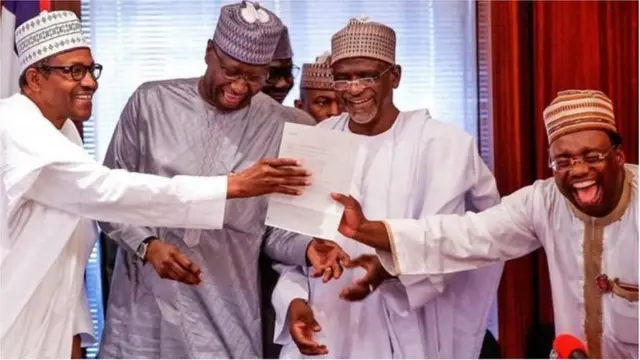 Buhari dey celebrate im certificate