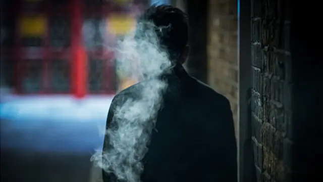 Сигаретный дым можно учуять на большом расстоянии, а значит, и вирус может прилететь к вам издалека