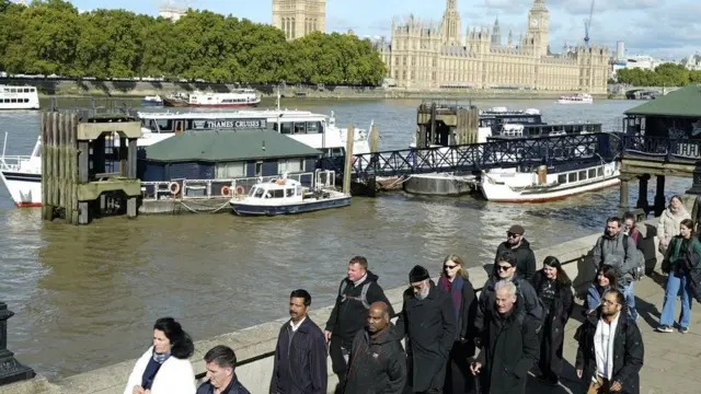 Khalayak mengantre di Jembatan Lambeth, London