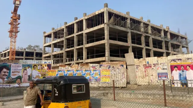 பெரியார் பேருந்து நிலையத்தின் ஒரு பகுதியில் கட்டப்பட்டுவரும் பிரம்மாண்டமான வணிக வளாகம்