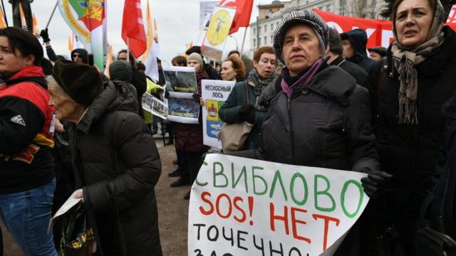 Акция протеста жителей с плакатами "Свиблово, SOS"
