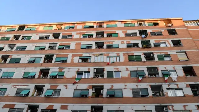 Dünyanın dört bir yanında gençler, apartmanındaki yaşlılar için alışveriş yapıyor