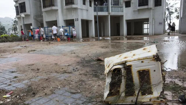 颱風「山竹」將排出溫室氣體的冷氣機吹倒