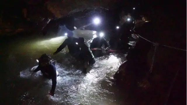 หน่วยซีลฝ่ากระแสน้ำเข้าไปจนถึงโถง 3 ภายในถ้ำหลวง