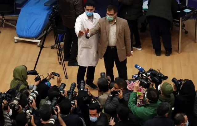 آغاز واکسیناسیون در بیمارستان امام خمینی