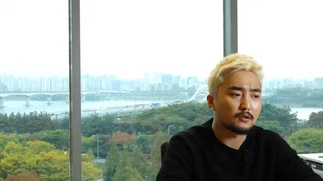 "한국에서 코미디를 할 때 장점은 나쁘고 못되고 멍청하고 재미있는 정치인이 많다는 점 같아요."