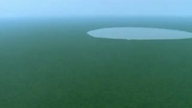 Une vue aérienne du lac Tele dans le nord de la République du Congo, où l'on a rapporté l'observation du Mokele-mbembe. Extrait du documentaire de la BBC "Spirits of the Forest".