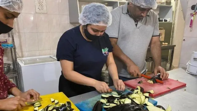 રસોઈ કરી રહેલા લોકો