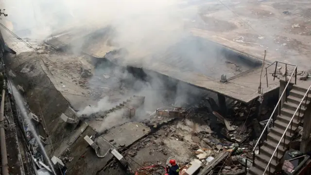 আগুন নেভাতে দমকল বাহিনীকে বেগ পেতে হচ্ছে