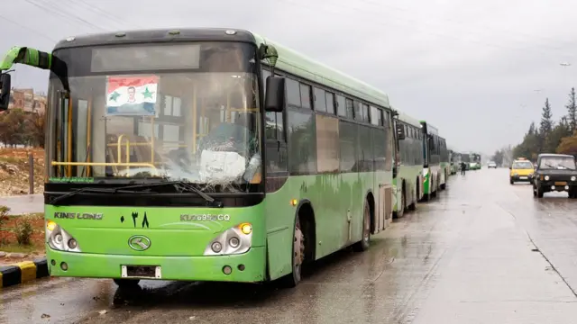 اتوبوس ها در انتظار ورود به شرق حلب