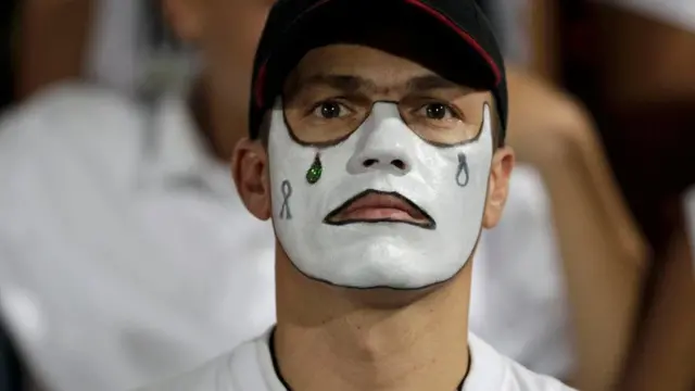 Hombre con lágrimas pintadas en el rostro