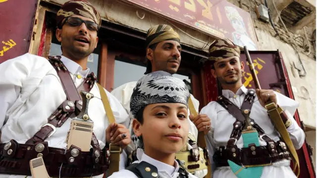 يمنيون يرتدون الزي التقليدي