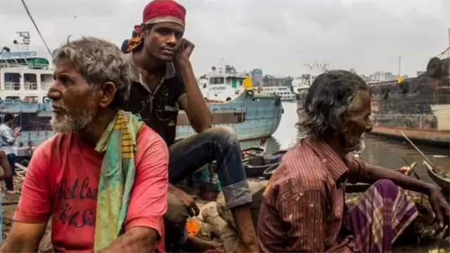 ডকইয়ার্ডে কাজ করে এমন কয়েকজন শ্রমিক।