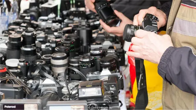 數碼攝像已問世二十年，但新一代年輕人開始研究膠片攝影。