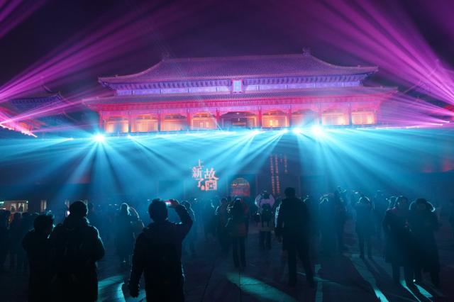 紫禁城南门午门在绚丽的灯光下，呈现出不同颜色。