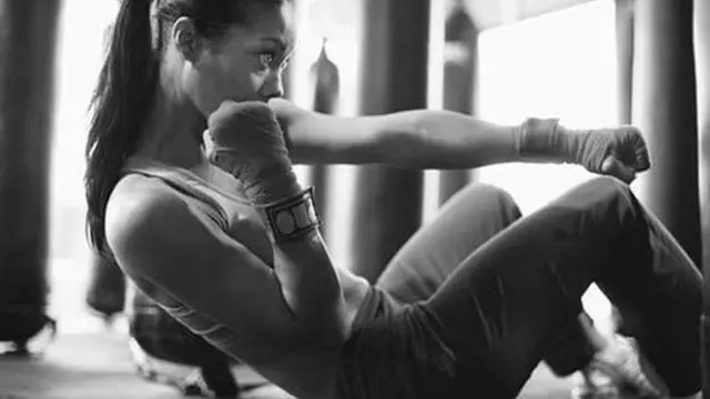Persona en una sesión de BoxingYoga