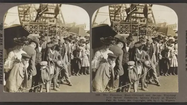 1904 च्या सेंट लुईस येथील जागतिक प्रदर्शनात इगोरोटे फॅमिली आणि इतर जमातींना पाहण्यासाठी आलेले लोक.