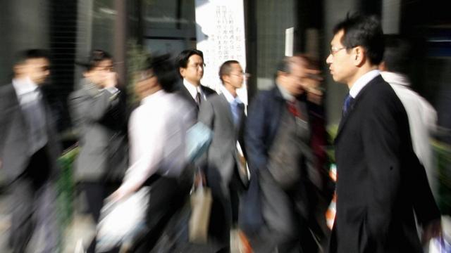 Profissionais japoneses caminham na rua