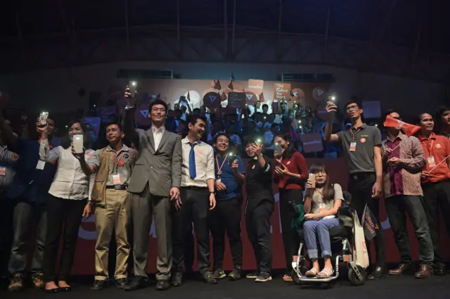 ไฟฉายถูกนำมาใช้เป็นสัญลักษณ์ของพรรคอนาคตใหม่ ที่สื่อถึงการส่องแสงสว่างให้กับประเทศ