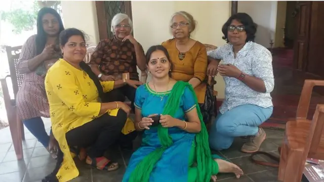 நண்பர்களுடன் ஸ்நேகா