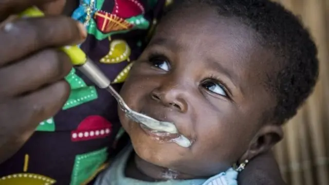 Un enfant qui mange de la bouillie.