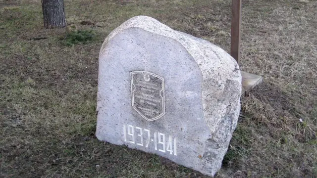 Серый камень на обочине - единственный знак, оставленный в Куропатах действующей властью