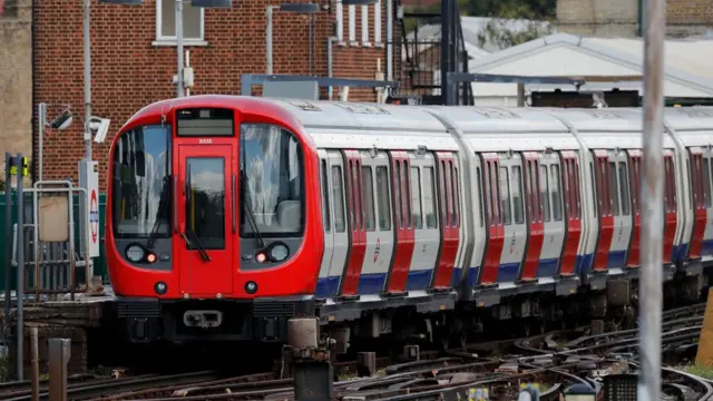 లండన్‌లో పార్సన్స్ గ్రీన్ స్టేషన్ వద్ద ఉన్న భూగర్భంలో ప్రయాణించే మెట్రో రైలు