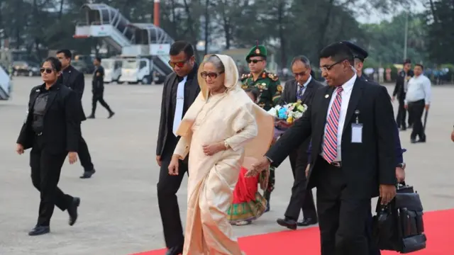 এসএসএফ এর সদস্যরা প্রধানমন্ত্রী শেখ হাসিনাকে নিরাপত্তা দিচ্ছেন