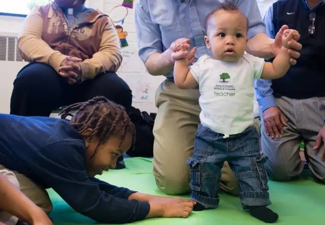 รถหัดเดินทำให้เด็กไถไปบนพื้นโดยใช้นิ้วเท่า ซึ่งไปสร้างความแข็งแกร่งให้กล้ามเนื้อขาที่ผิดมัด สิ่งนี้อาจมีผลอย่างมากต่อการทรงตัวและพัฒนาการของข้อต่อและกล้ามเนื้อ รวมทั้งสร้างปัญหากับเท้าและข้อเท้าในระยะยาวด้วย