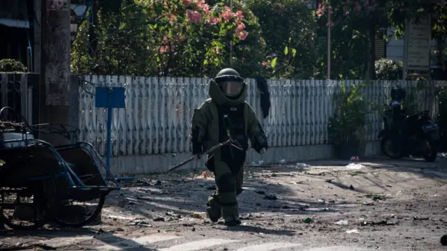 Penjinak bom di Gereja Katolik Santa Maria Tak Bercela