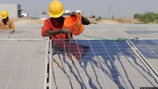 سولر پینل کی پیداواری صلاحیت کو بڑھانے کے لیے اس کی باقاعدگی سے صفائی ضروری ہے